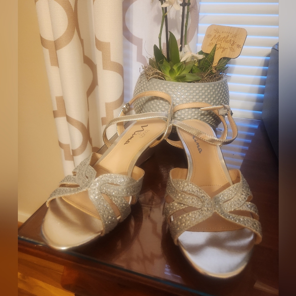 touch of nina wegde sandal
